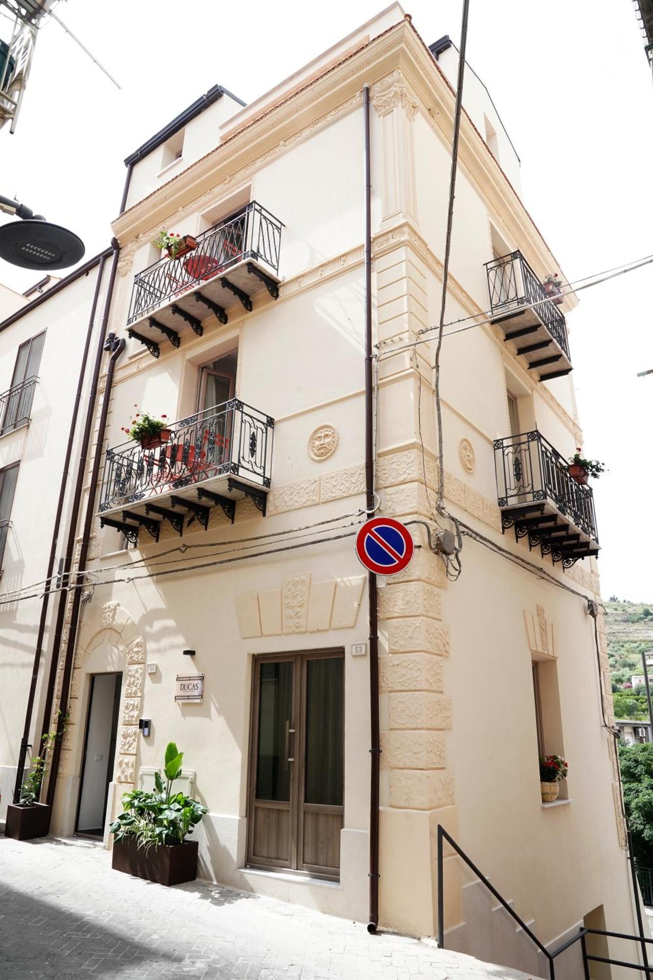 Ducas Rooms And Suite Lascari Ngoại thất bức ảnh